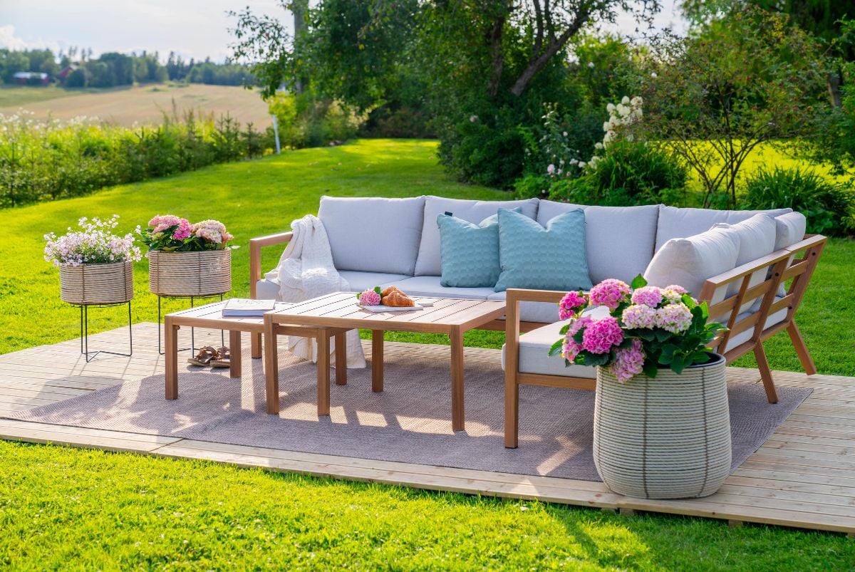 Fotskammel til utebruk: Komfort og Stil i Hage og Terrasse () Fotskammel til utebruk: Komfort og Stil i Hage og Terrasse