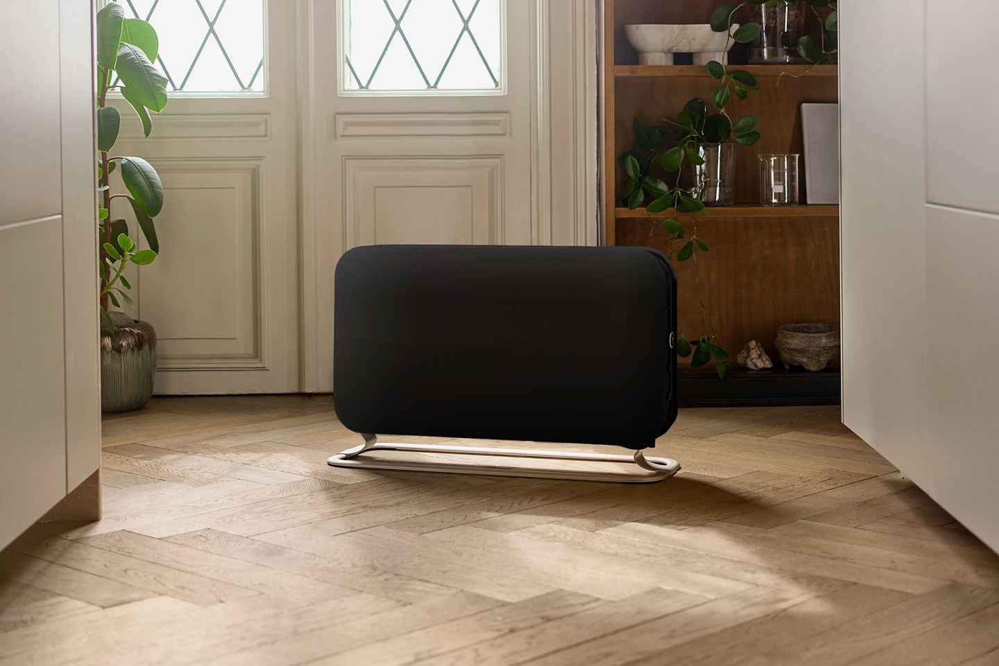 Svart gulvovn på fiskebensparkett i stue