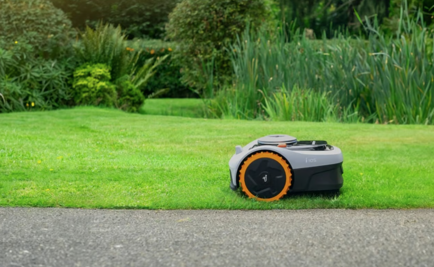 Segway Navimow robotklipper i drift på grønn plen foran busker