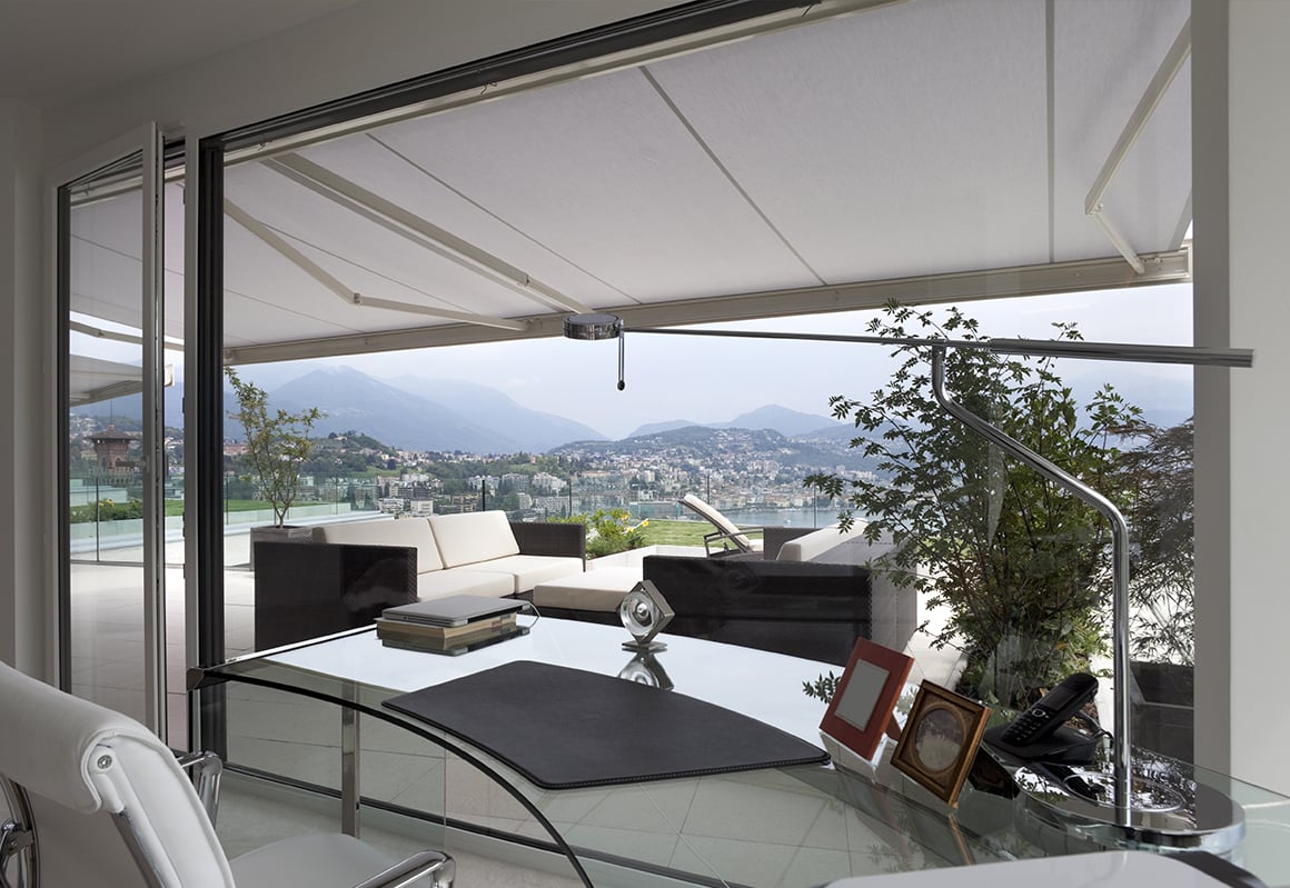 Utsikt over terrasse med hvit markise