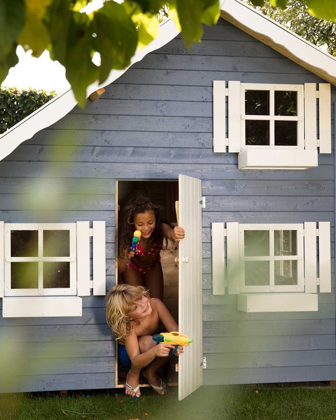 Barn leker i blå/grå lekehus