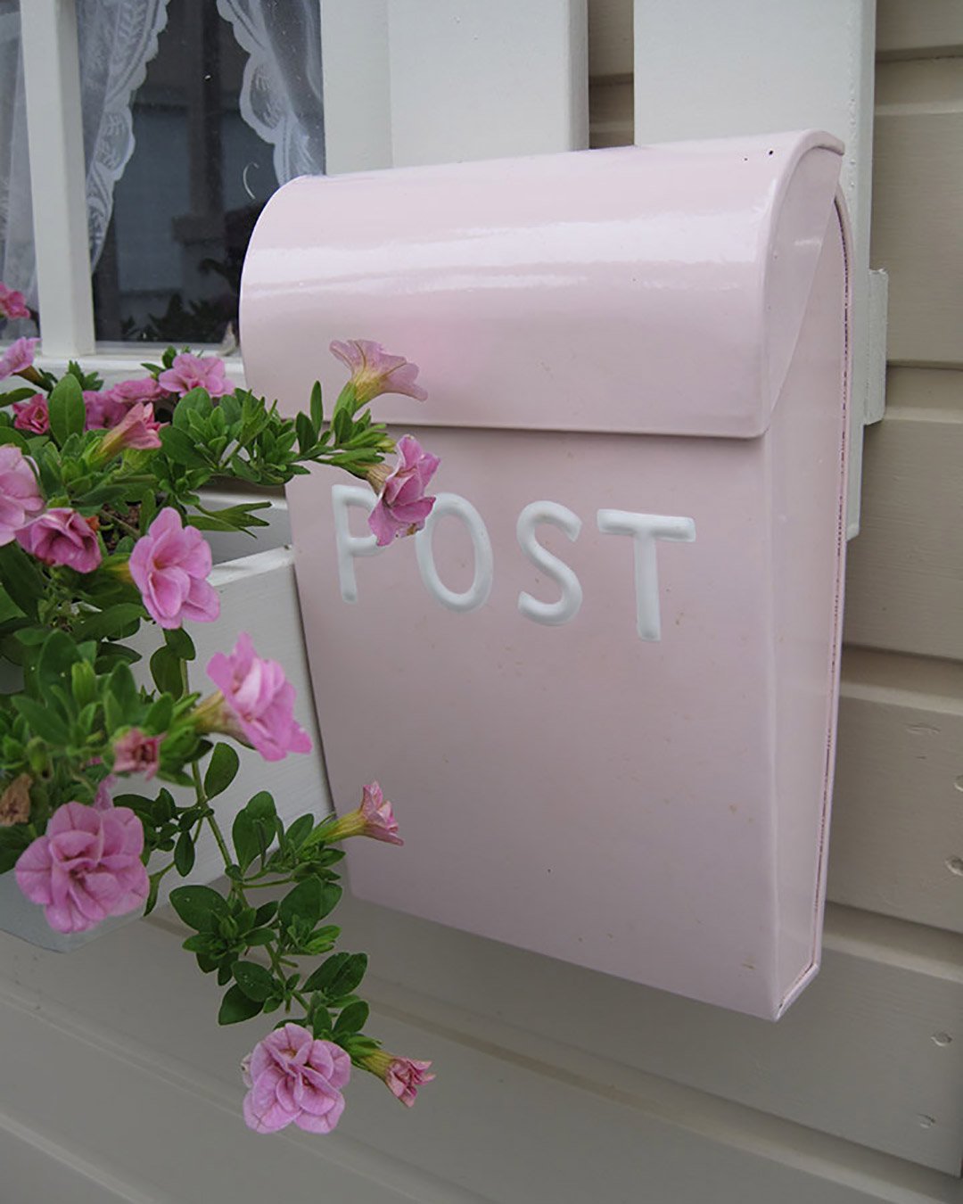 Rosa postkasse på lekehus