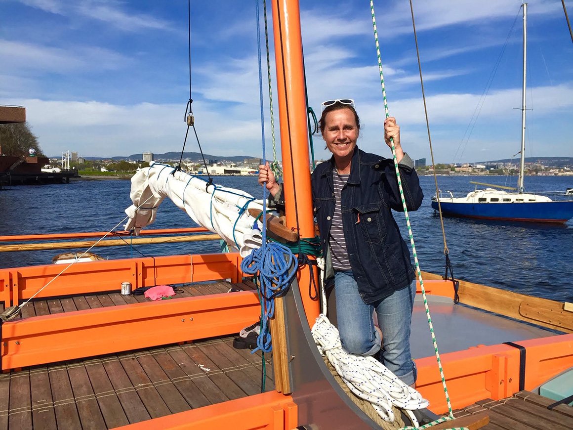 Anne om bord på BareBare Kvinne om bord i båt