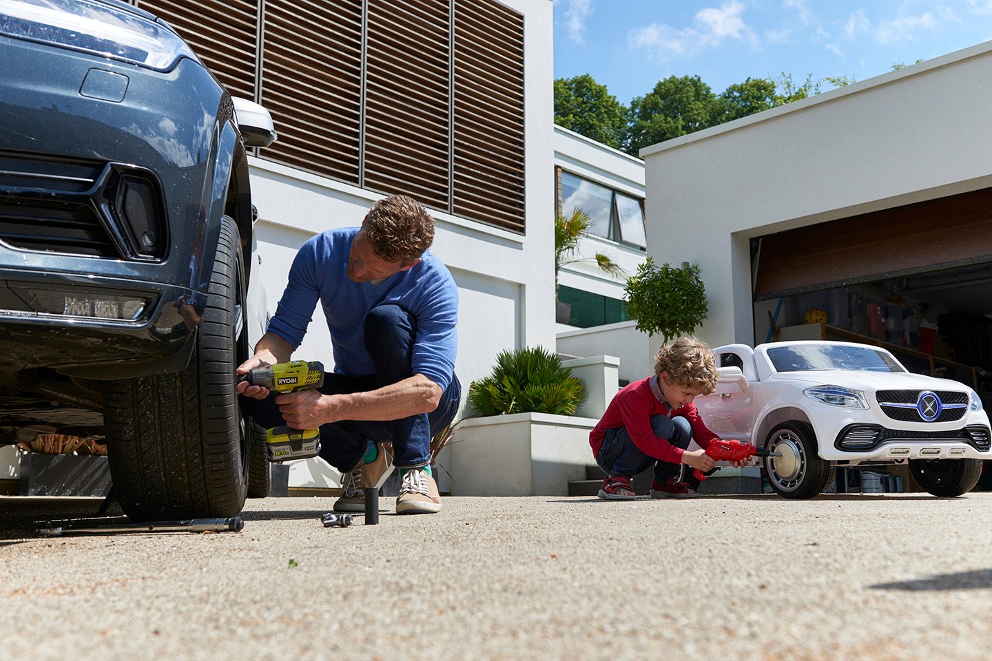Du skifter enkelt dekkene på bilen selv med denne guiden!