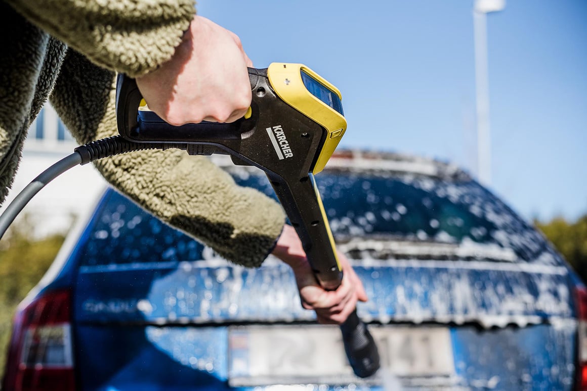 Bilvasken får du til enkelt med en høytrykksspyler fra Kärcher.