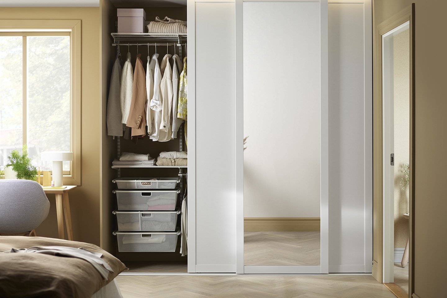 Skyvedørsgarderobe i et soverom.