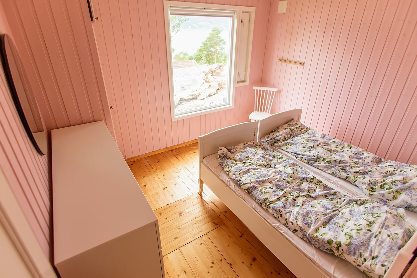 Slik så det gamle gulvet i hytta ut før det ble malt med gulvmaling fra TreStjerner. Foto: TreStjerner_Erik Hannemann.