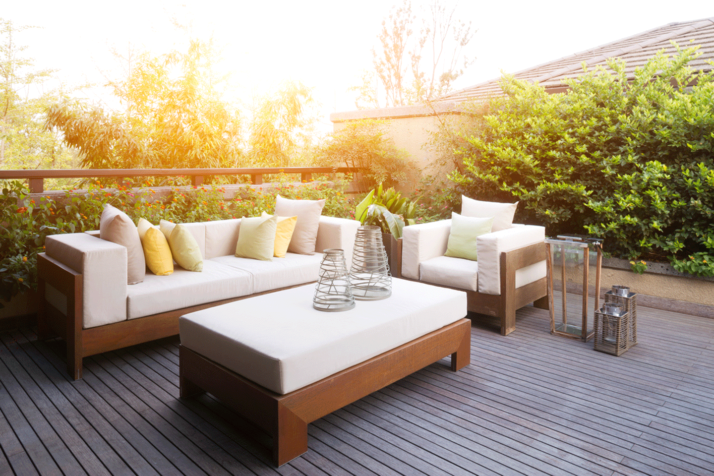 Terrasse med hagemøbler