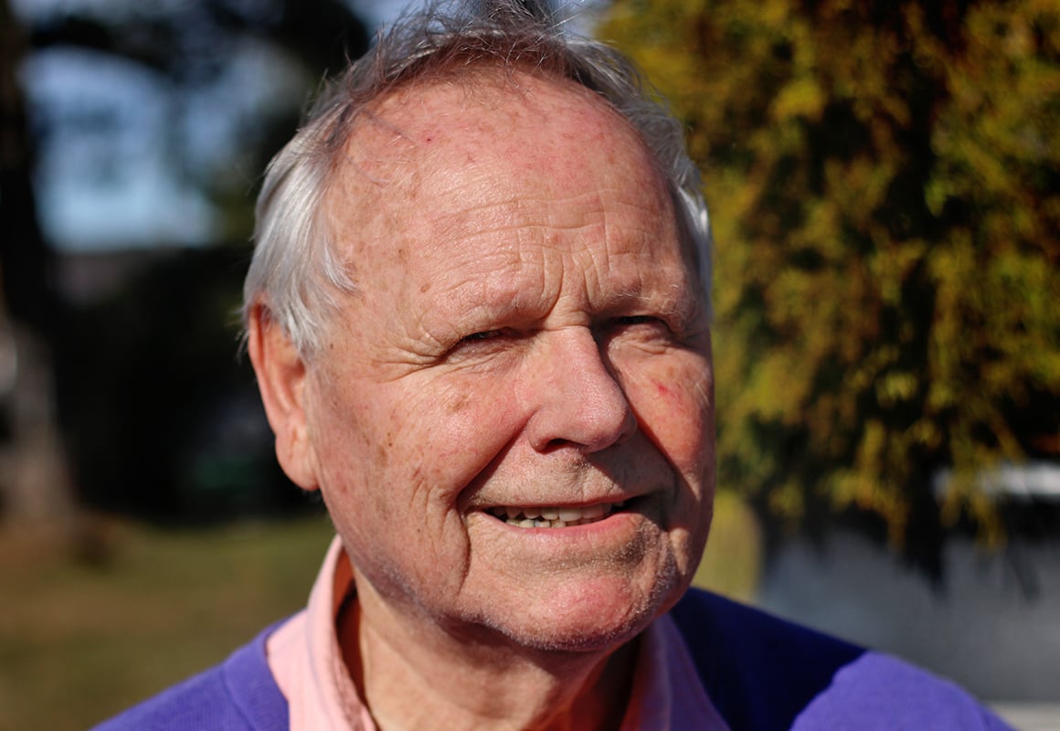 Nærbilde av en eldre mann som smiler