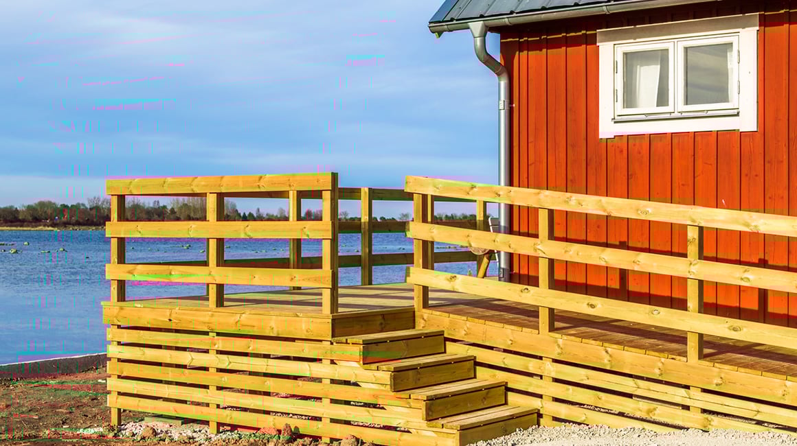 Platting med trapp rundt et rødt hus