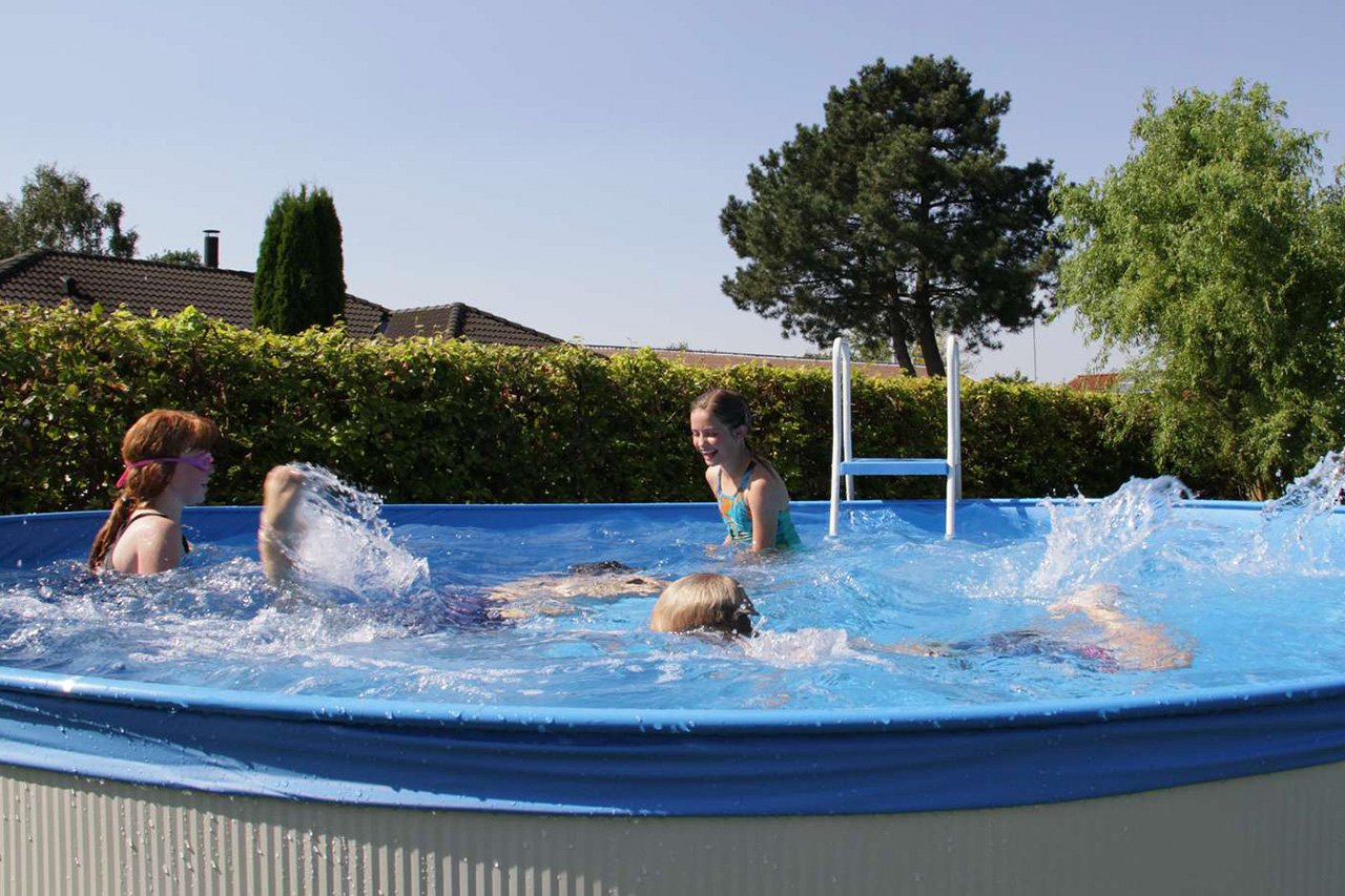 Barn i svømmebasseng 2.jpg