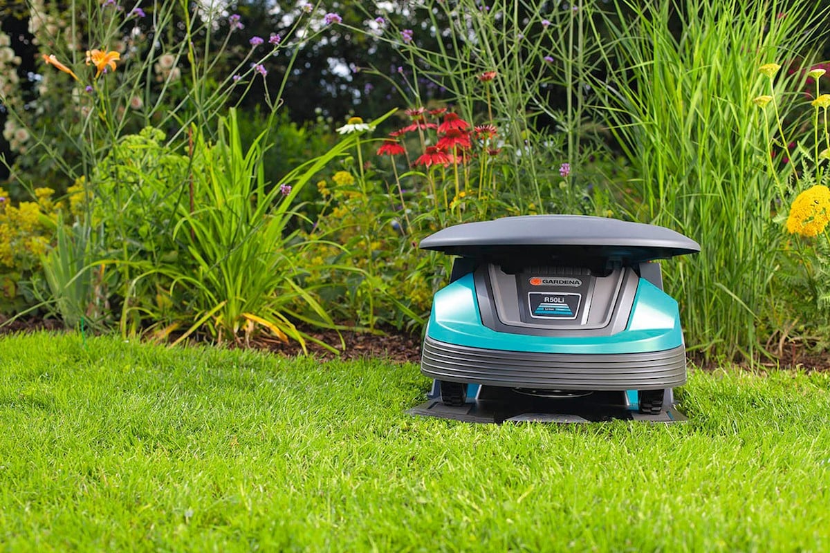 Bildet viser robotgressklipper på ladestasjon.