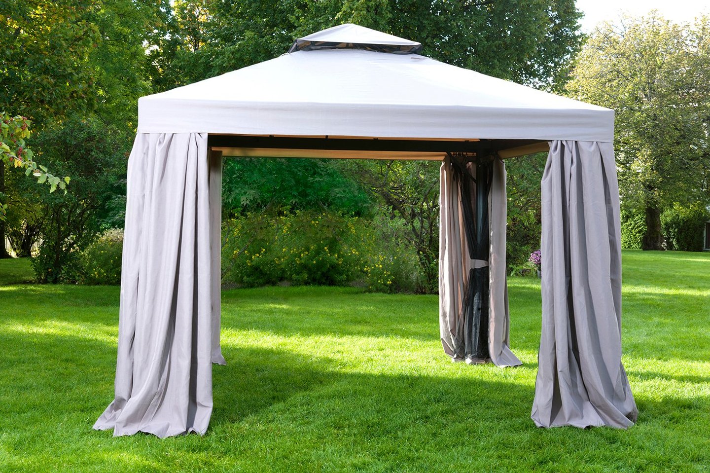 solskjerming paviljong i hage