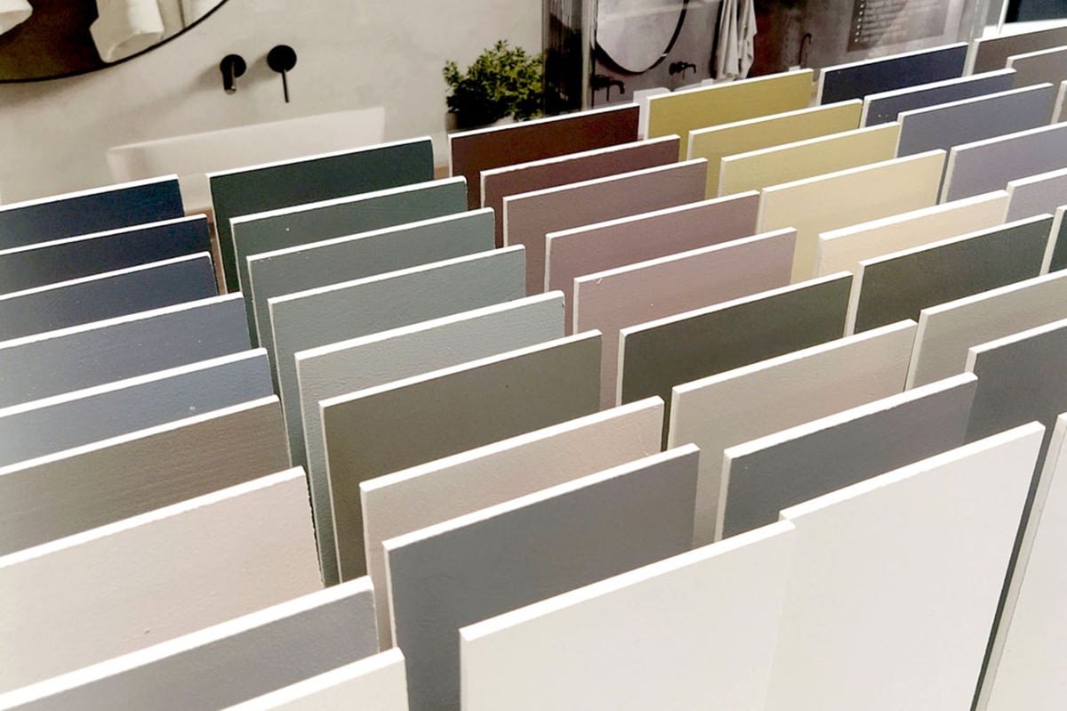 Fargeprøver står i en rekke