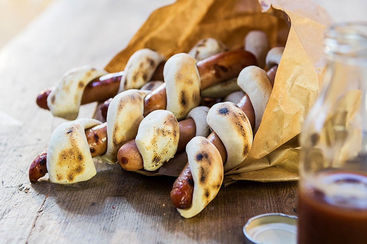 Weber pinnebrød og pølse på grillen AB.jpg