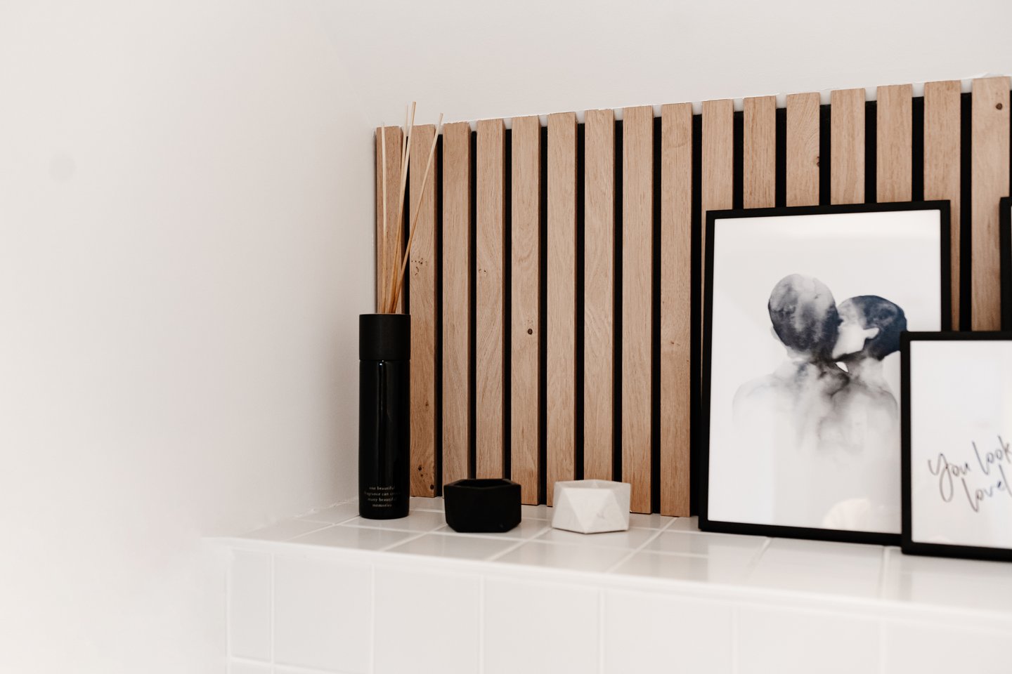 Spilevegg brukt dom dekor på en hylle