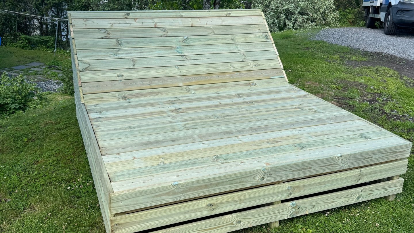 Daybed laget av tre