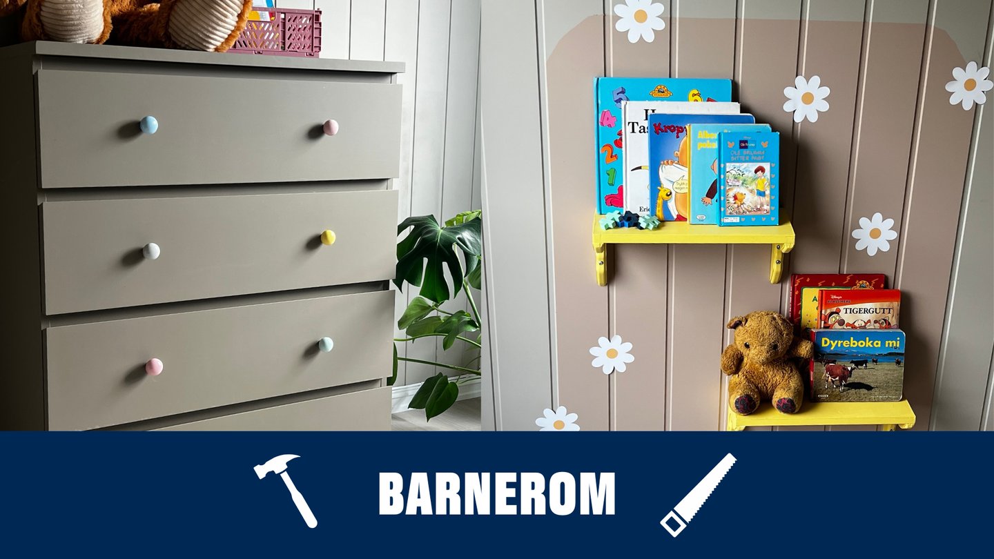 Barnevegg med panel, dekorert med malte blomster, to gule hyller med barnebøker og en teddybjørn.