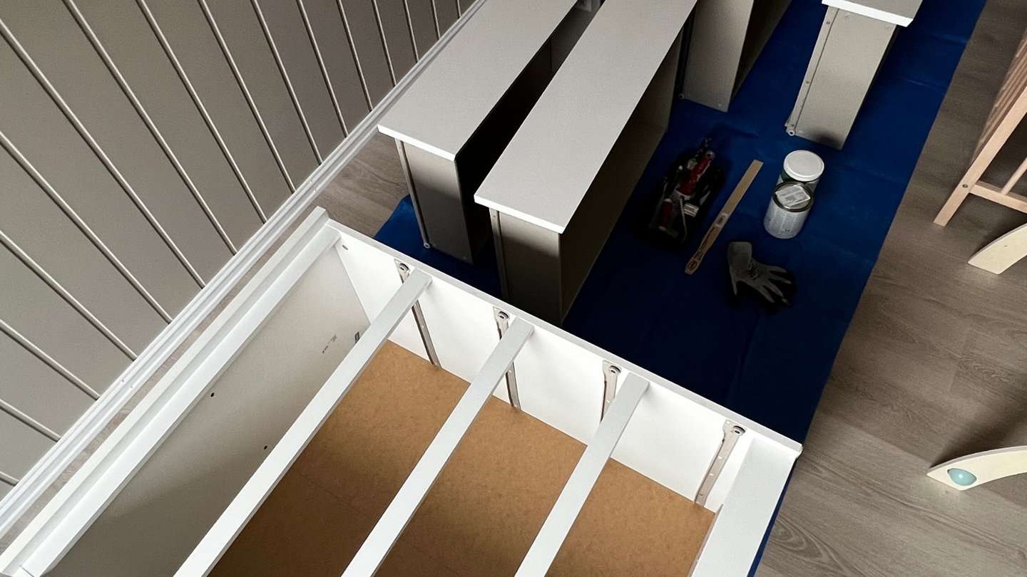 Kommode demontert med skuffer og ramme klart for maling.
