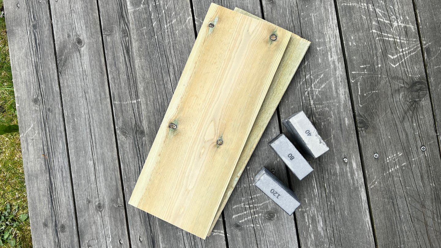 Planker og pusseklosser klargjort for sliping.