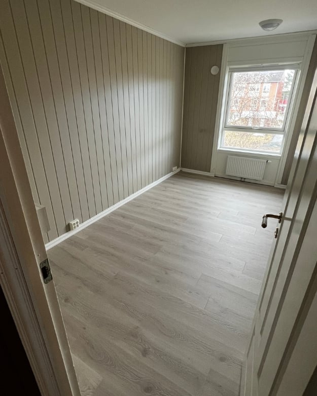 Ferdig lagt nytt laminatgulv i et tom rom