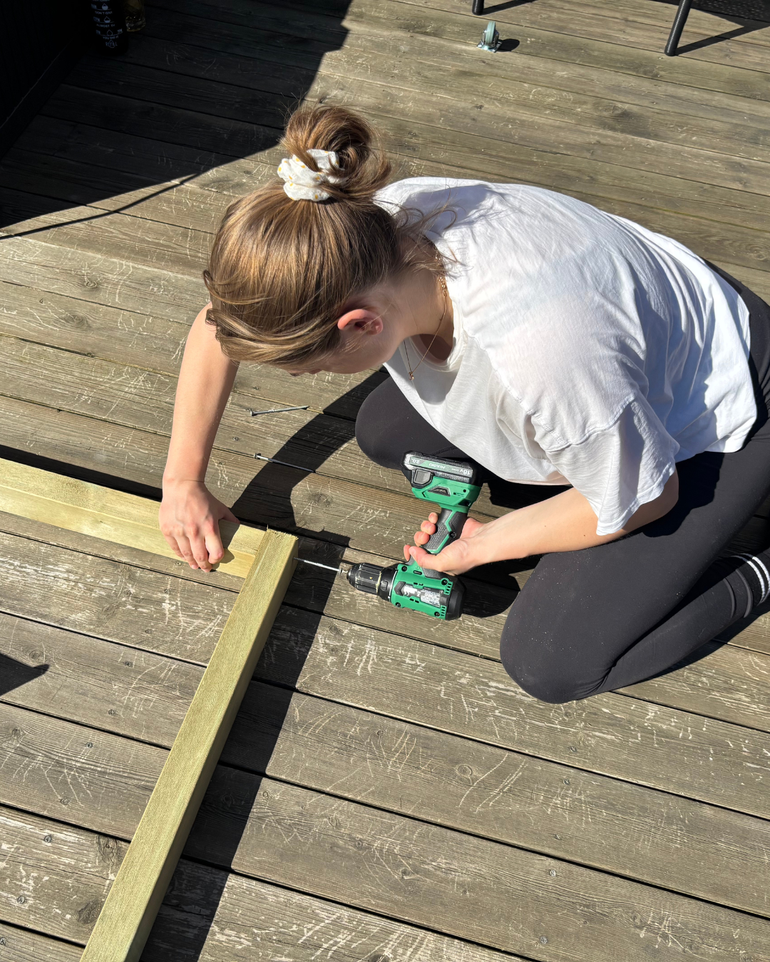 Kvinne driller skrue i to spiler