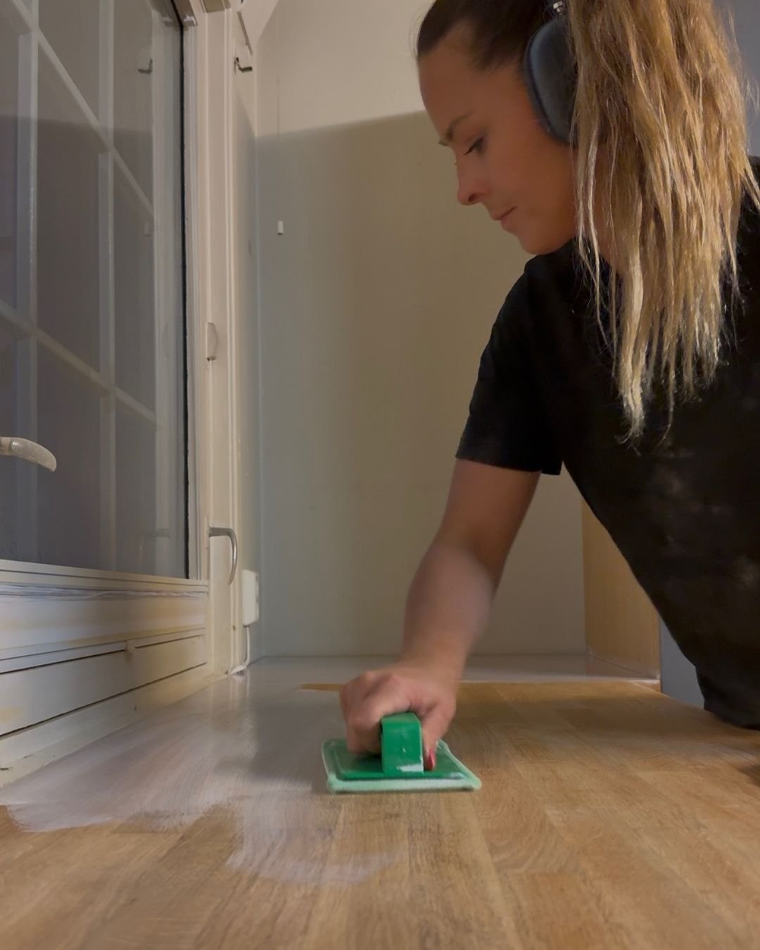 Stine Skolie som behandler benkeplate med påføringspad og dekorvoks.