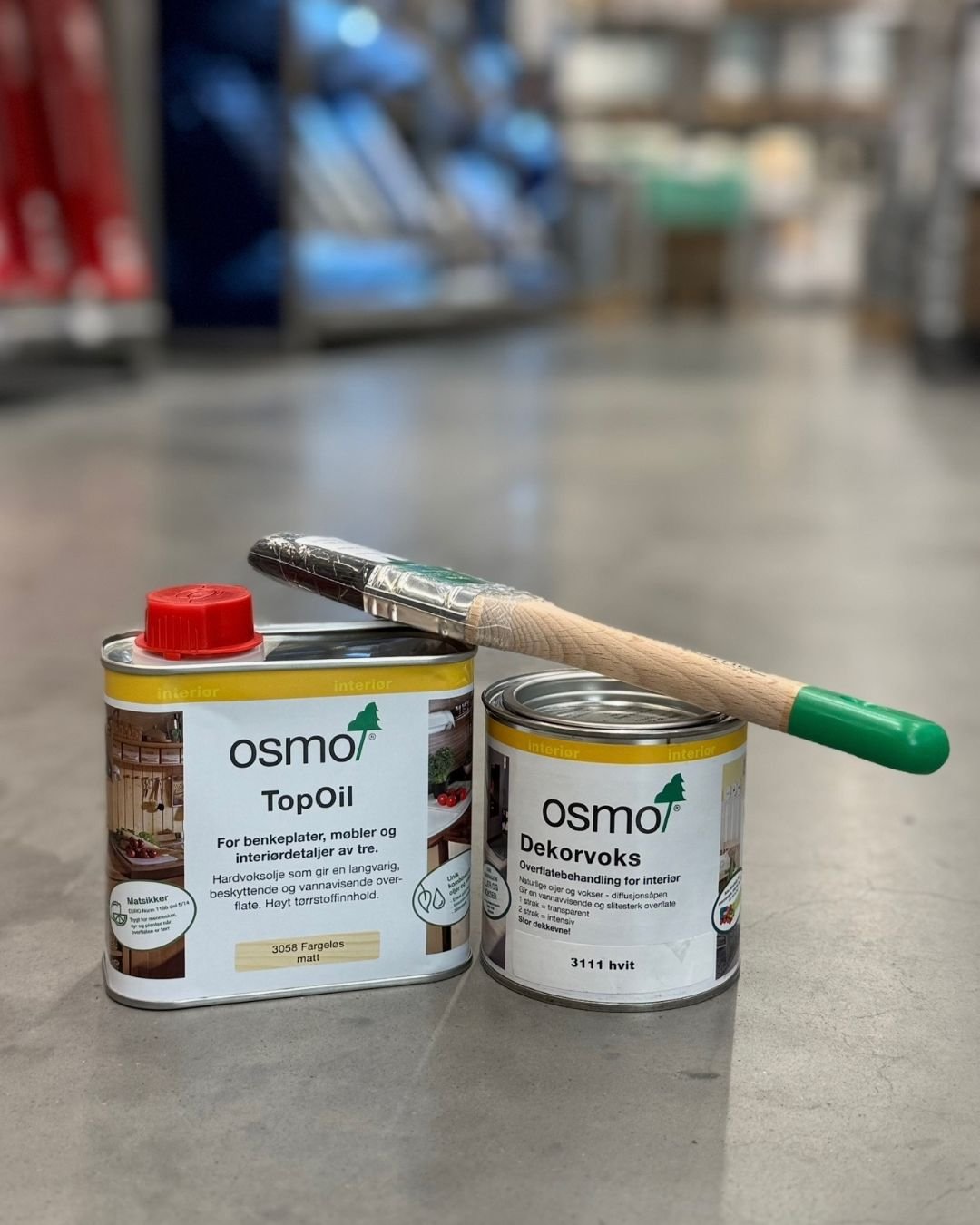 Osmo TopOil og Dekorvoks er utstilt med pensel på toppen.