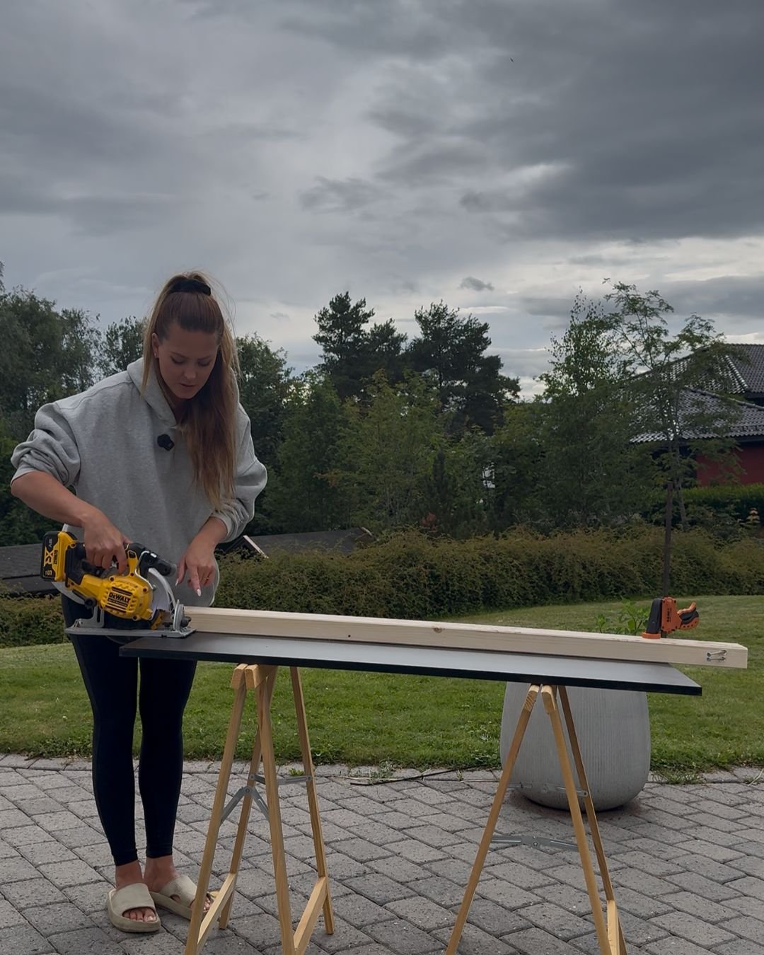 Stine Skolie kapper hylleplate med sag