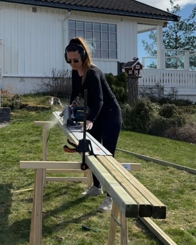 Person bruker stikksag til å lage spor i lekter.