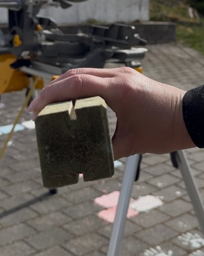 Hånd som holder et kappet lekt