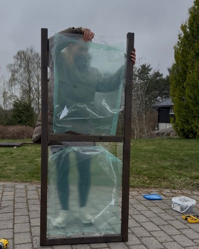Person setter inn glass nr 2 i trekonstruksjonen