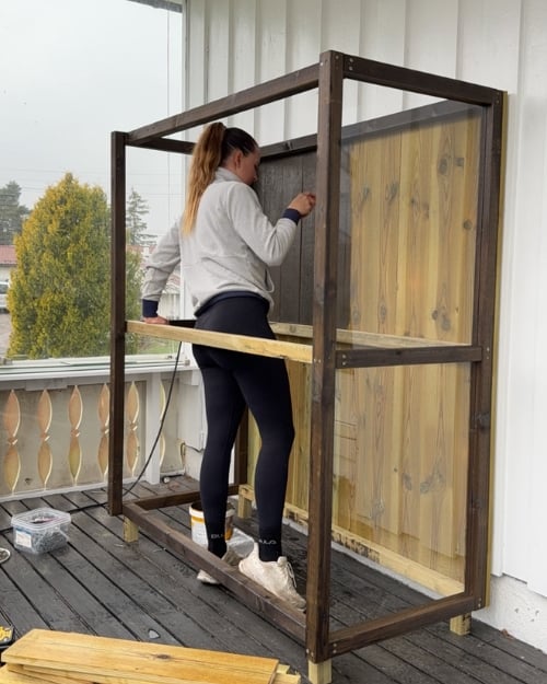 Kvinne beiser drivhusramme