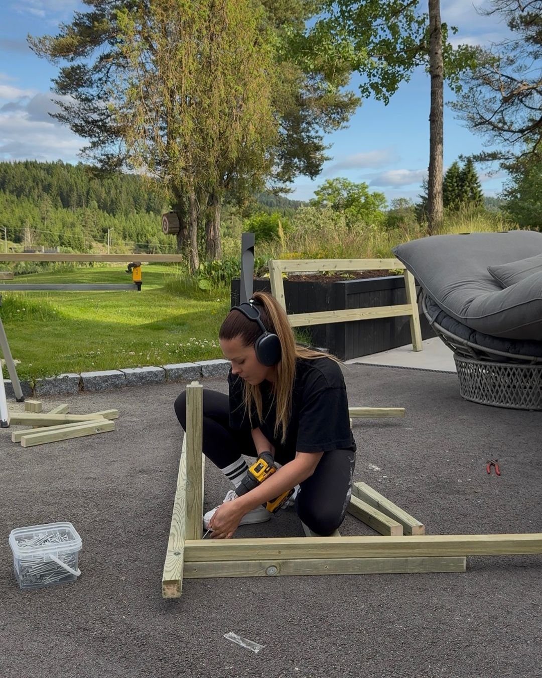 En kvinne som kapper til "spikerslag"