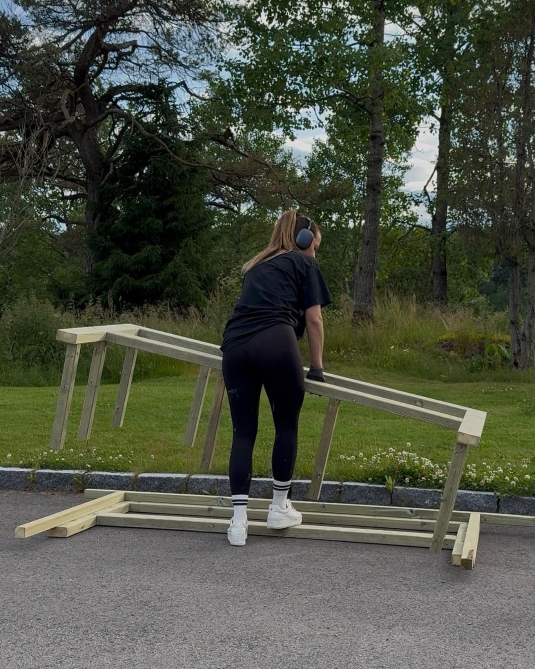 En kvinne skrur av en midlertidig ramme.