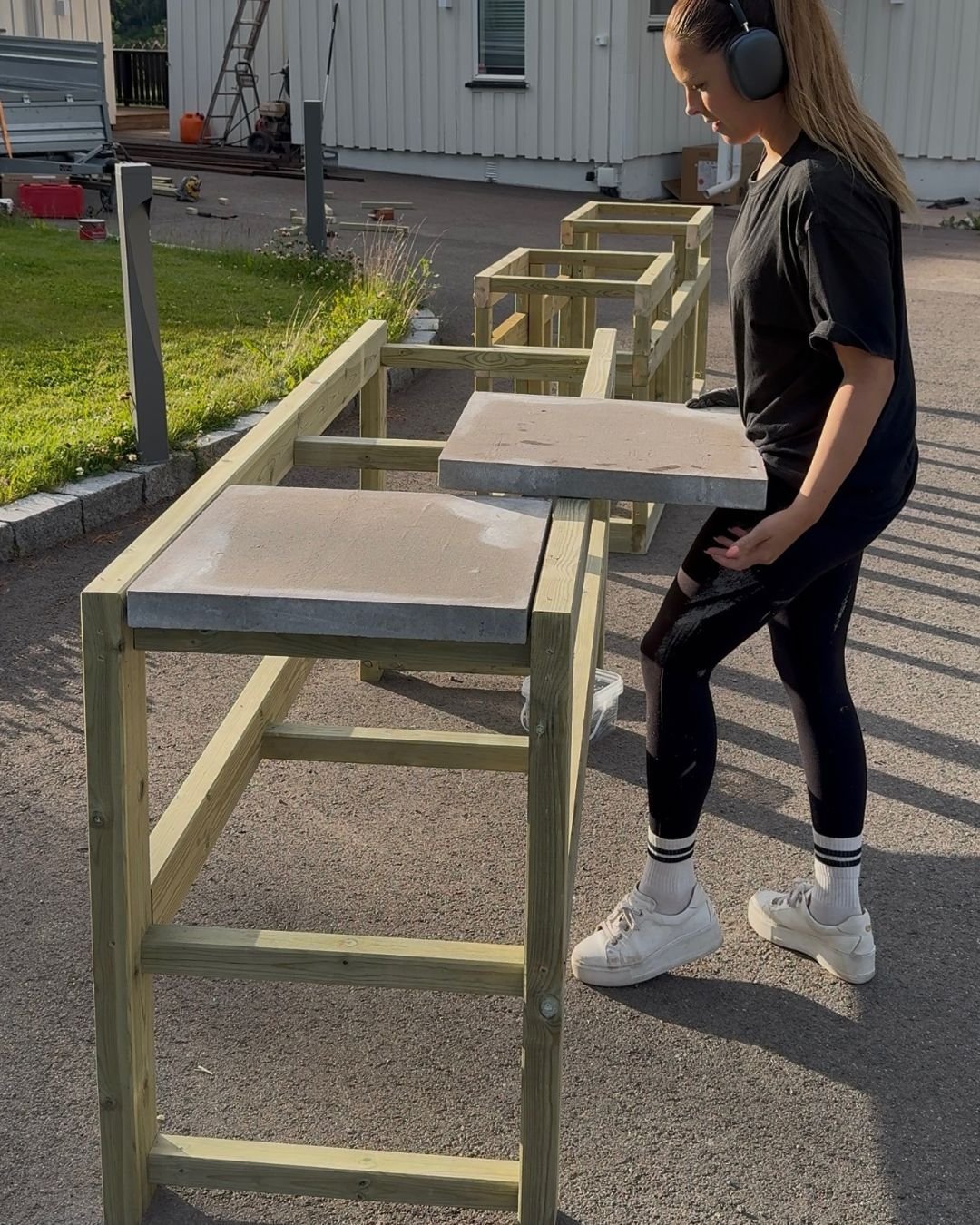 En kvinne plasserer heller på benken. 