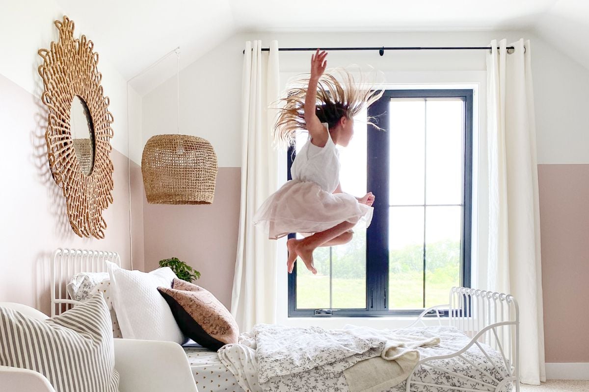 Jente som hopper i en seng.