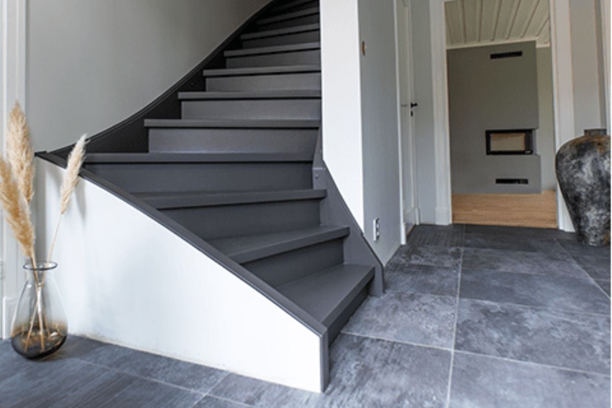 Trapp males med grå gulvmaling for et moderne og stilrent uttrykk.