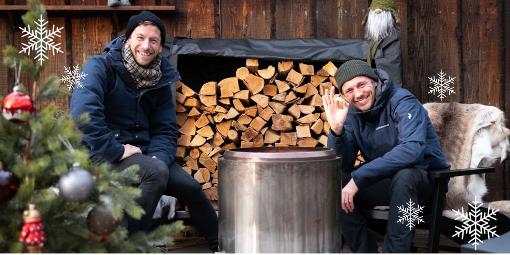 Hans Kristian og Mathias foran ved og bålpanne