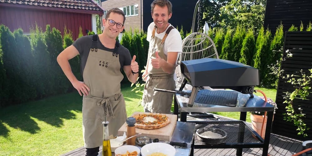 Hans Kristian og Mathias lager pizza i hage