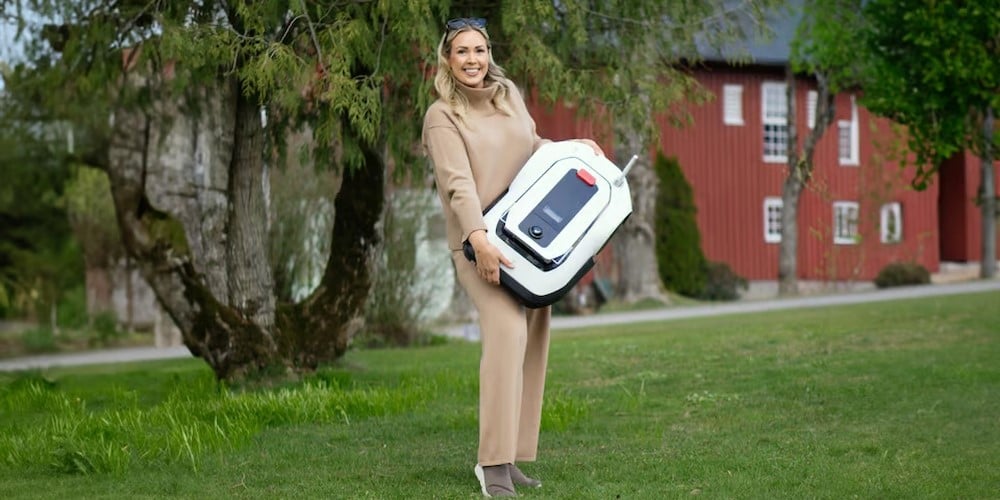 Therese Lien med en robotklipper som fremtidens hjelpere