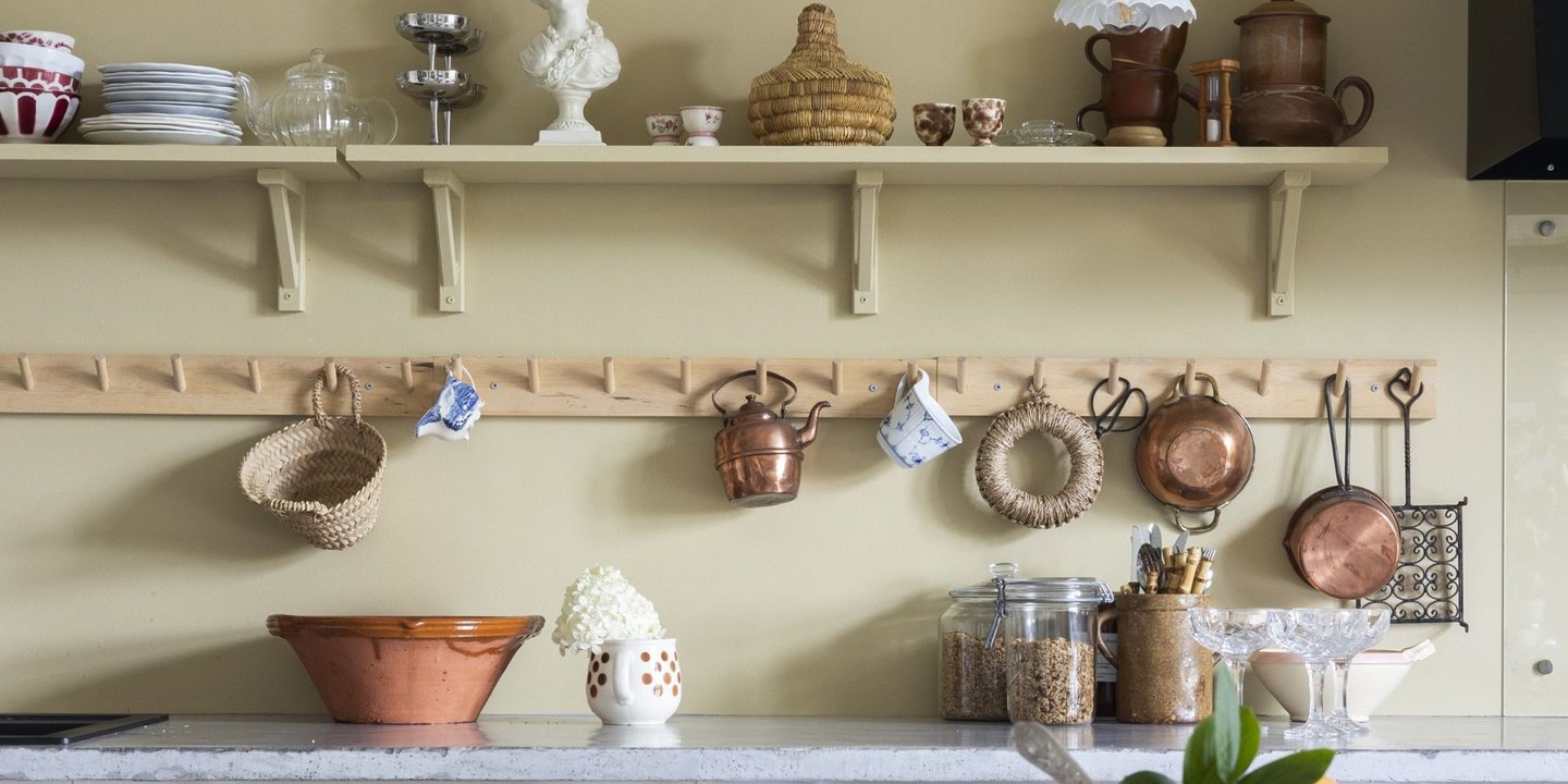 Veggen er malt i 5965 LYS DIJON fra Butinox, som er en sart gul farge med beige i seg. Malingen er her brukt på et kjøkken.