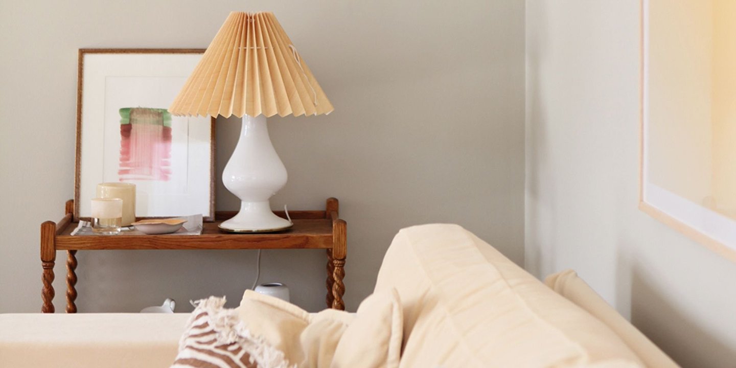 Gammel lampe på et rustikt bord. Veggene malt i 5852 LYS HAMP fra Butinox.