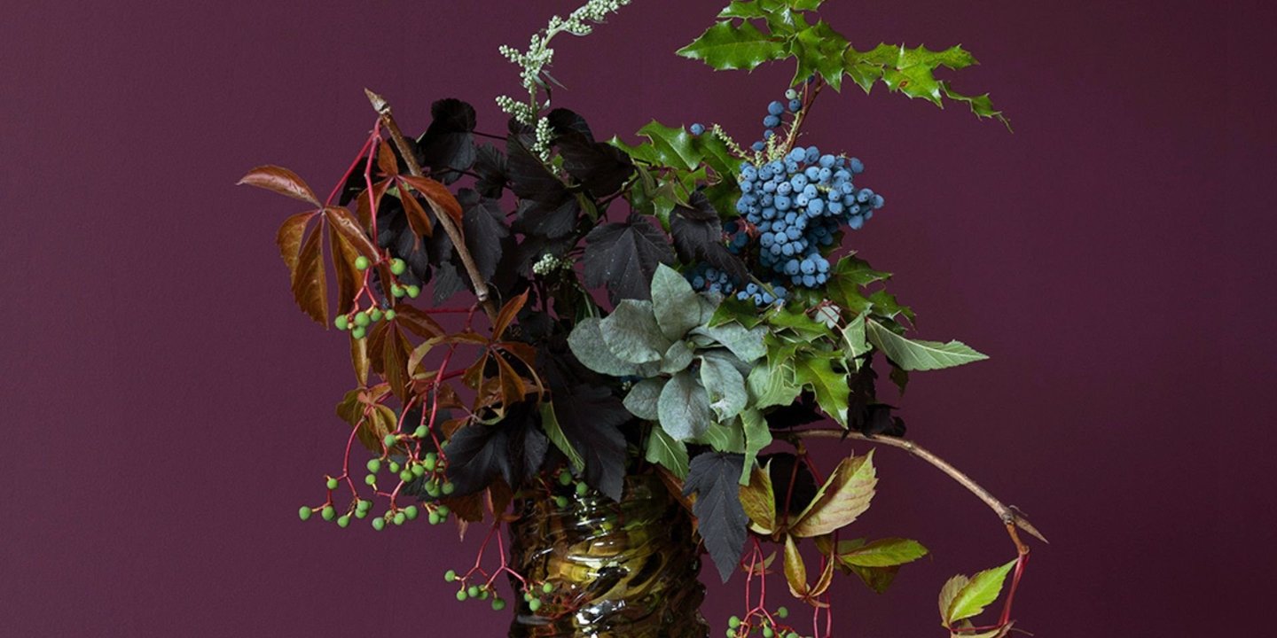 Blomsterbukett med en bakgrunn av en vegg malt i 5701 BEILE fra Butinox.