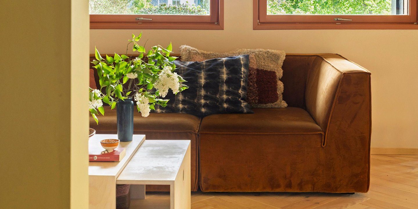 Stue som er malt fargene HVETESTRÅ og vinduskarmene i SOLNEDGANG. Begge fargene er varme gultoner.