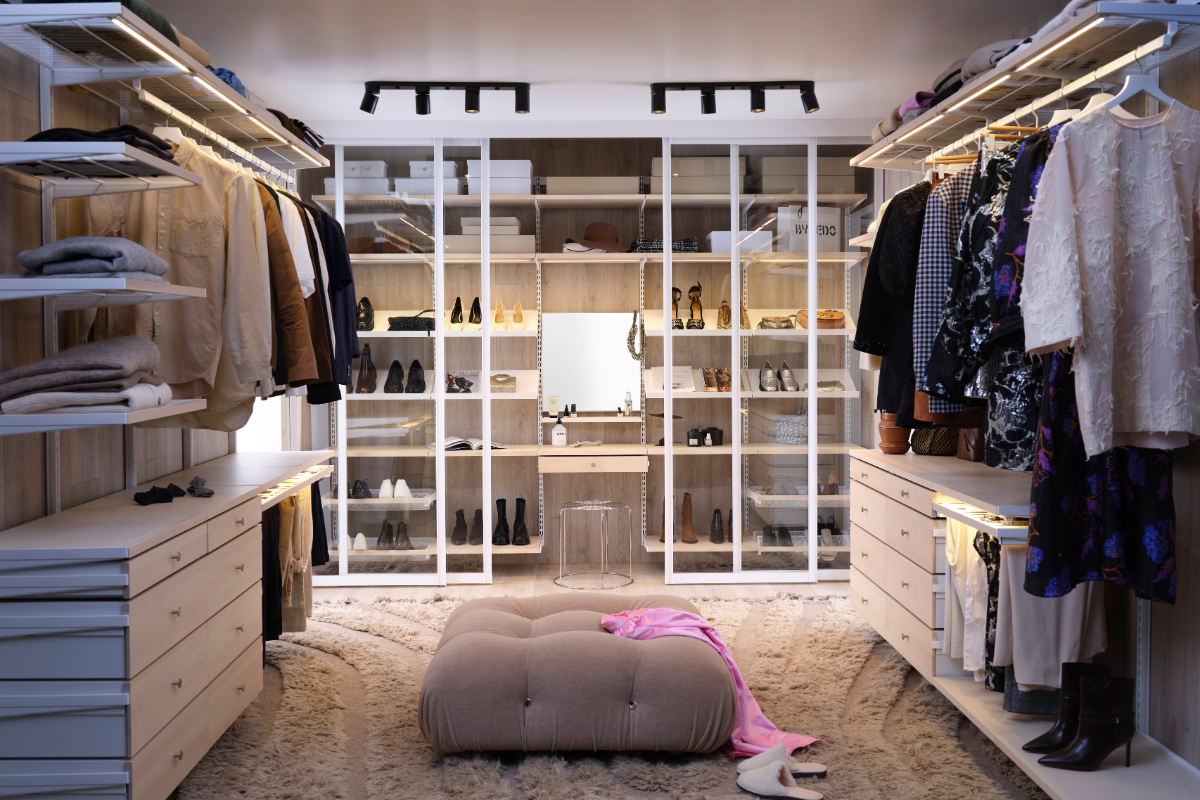 Stor garderobe med puff midt på rommet