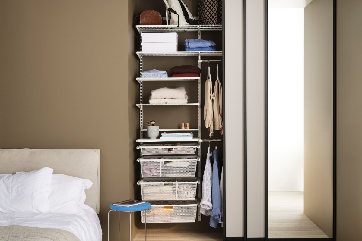 Åpen skyvedørsgarderobe i soverom.