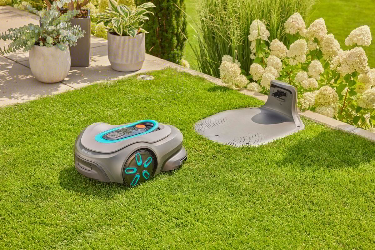 Gardena Sileno robotgressklipper i en grønn hage