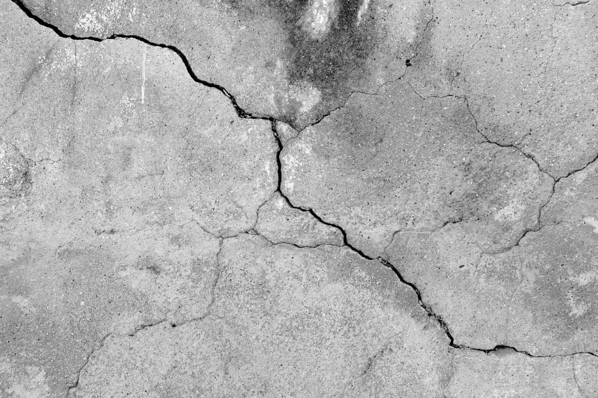 Nærbilde av sprekk i betonggulv