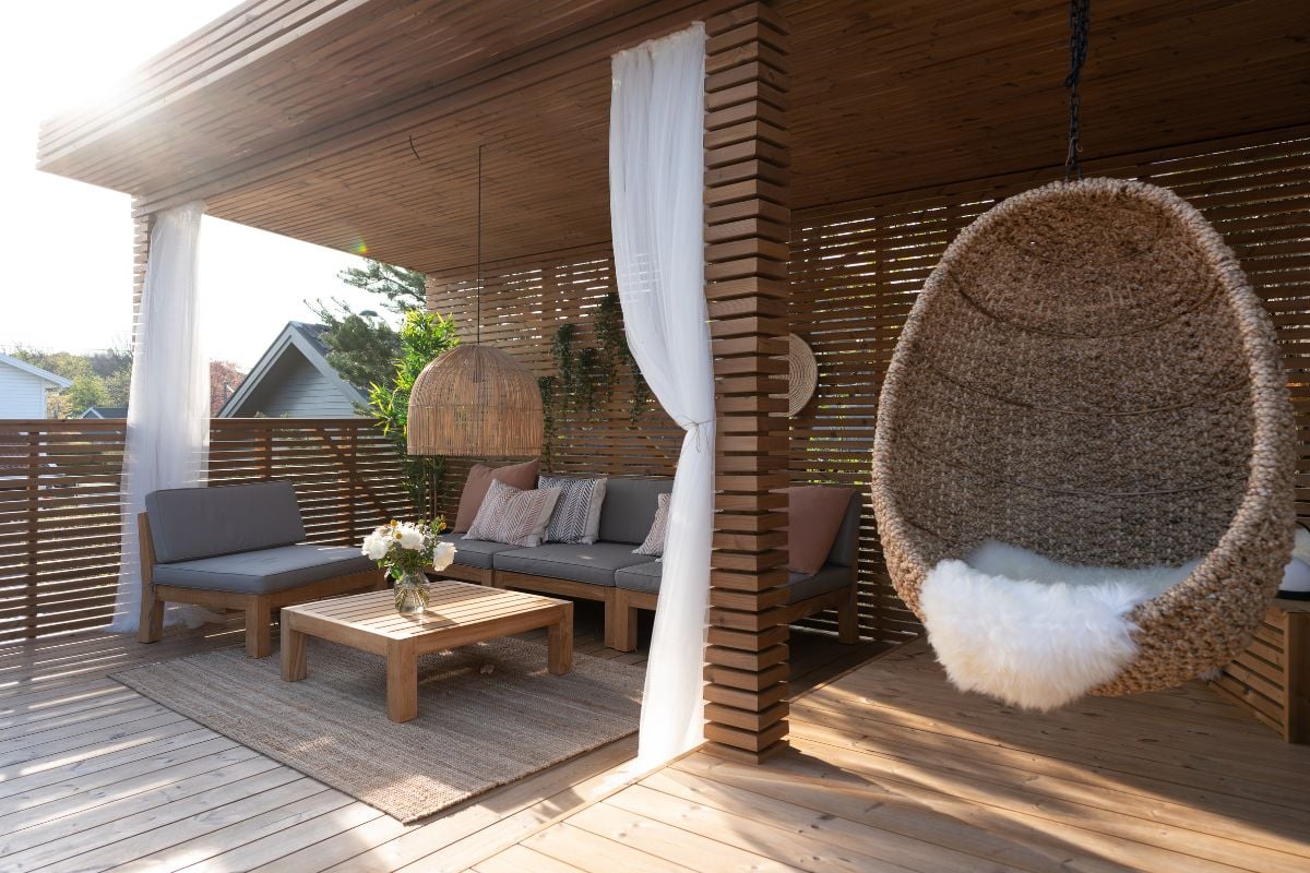 Sofagruppe på en solfylt terrasse